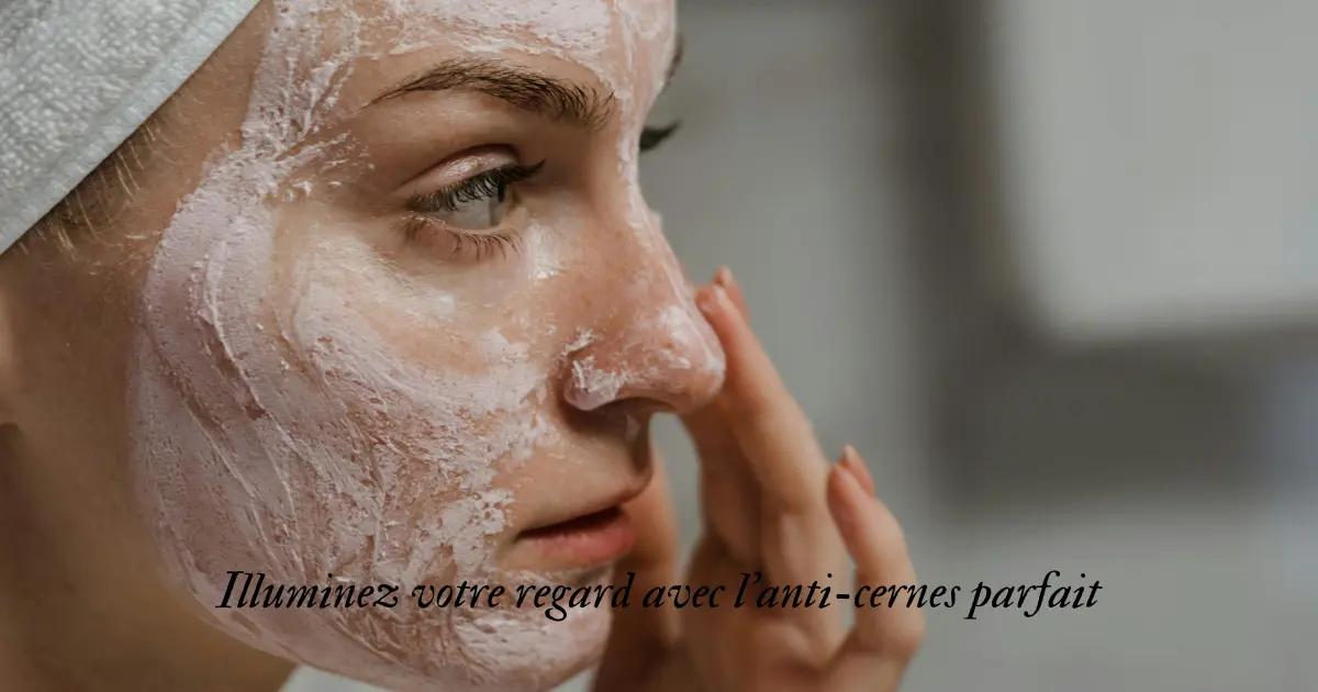 Personne appliquant de l'anti-cernes sous les yeux pour masquer les cernes​